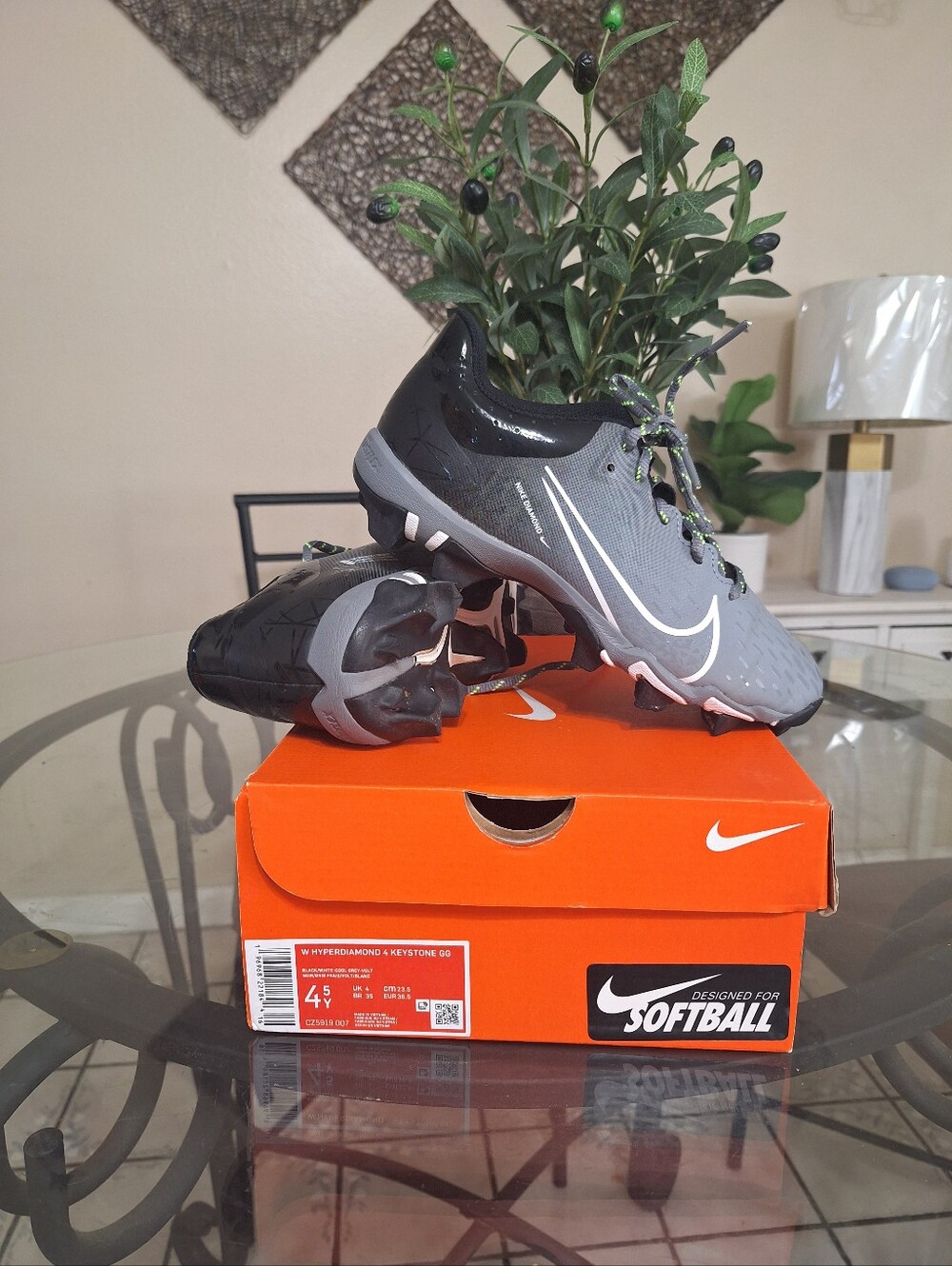 Nike Hyperdiamond 4 Keystone GG Size 4.5YBig Kids' Softball Cleats